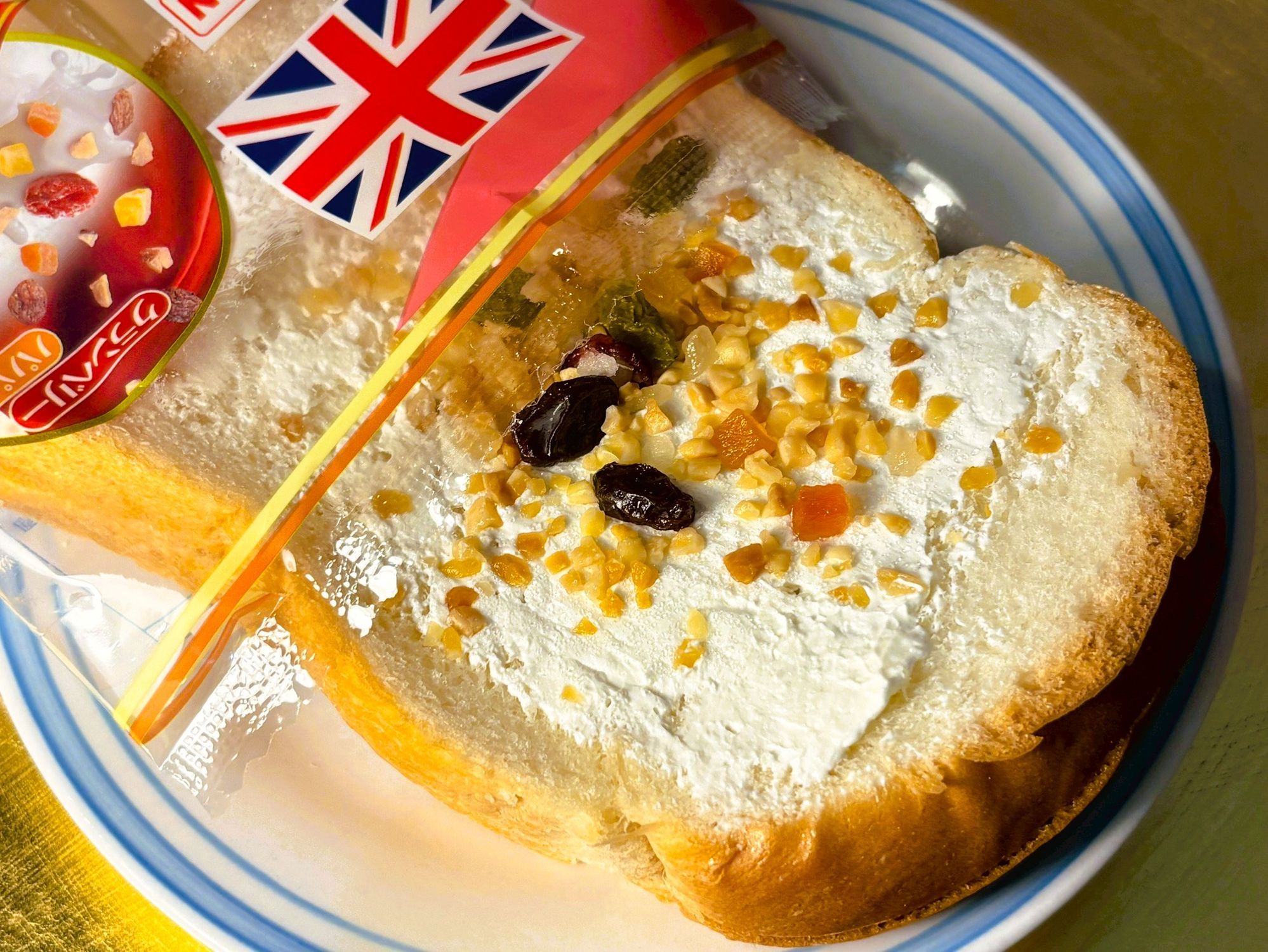 イギリストースト「ミックスフルーツ＆ナッツ」と「チョコスプレー