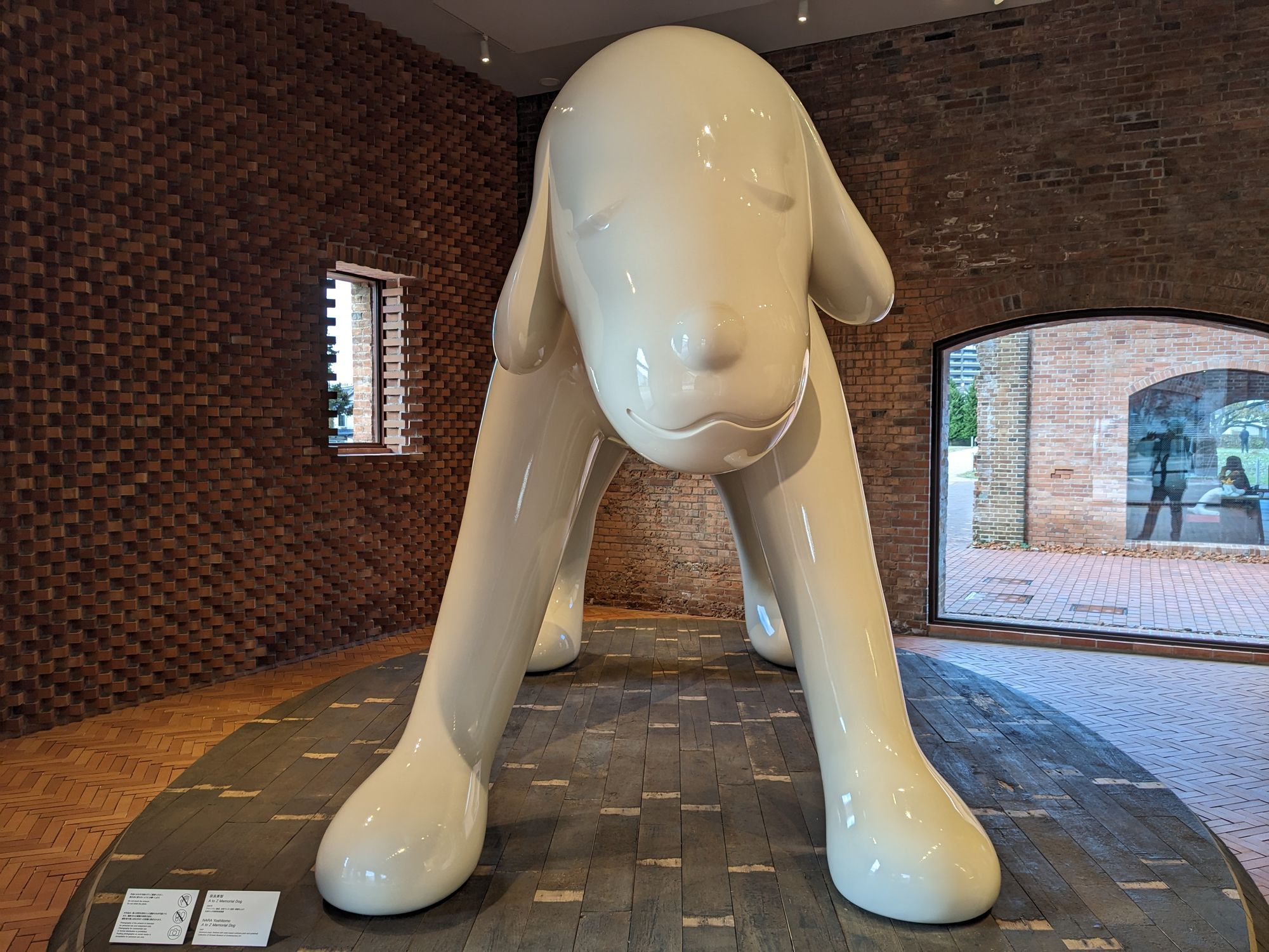 弘前れんが倉庫美術館にも犬が！ | 青森びいき