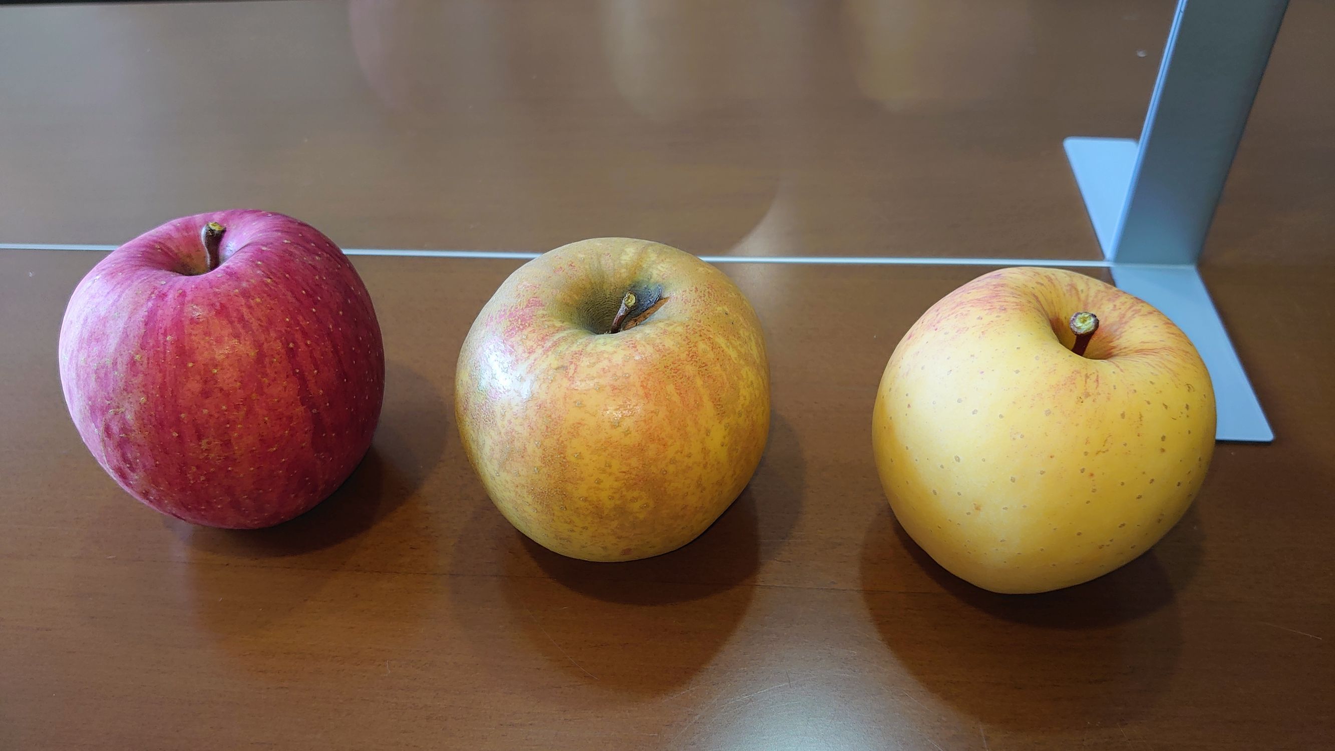 これぞ奇跡のりんご！ ふじの木に実った謎の黄金のりんご | 青森びいき