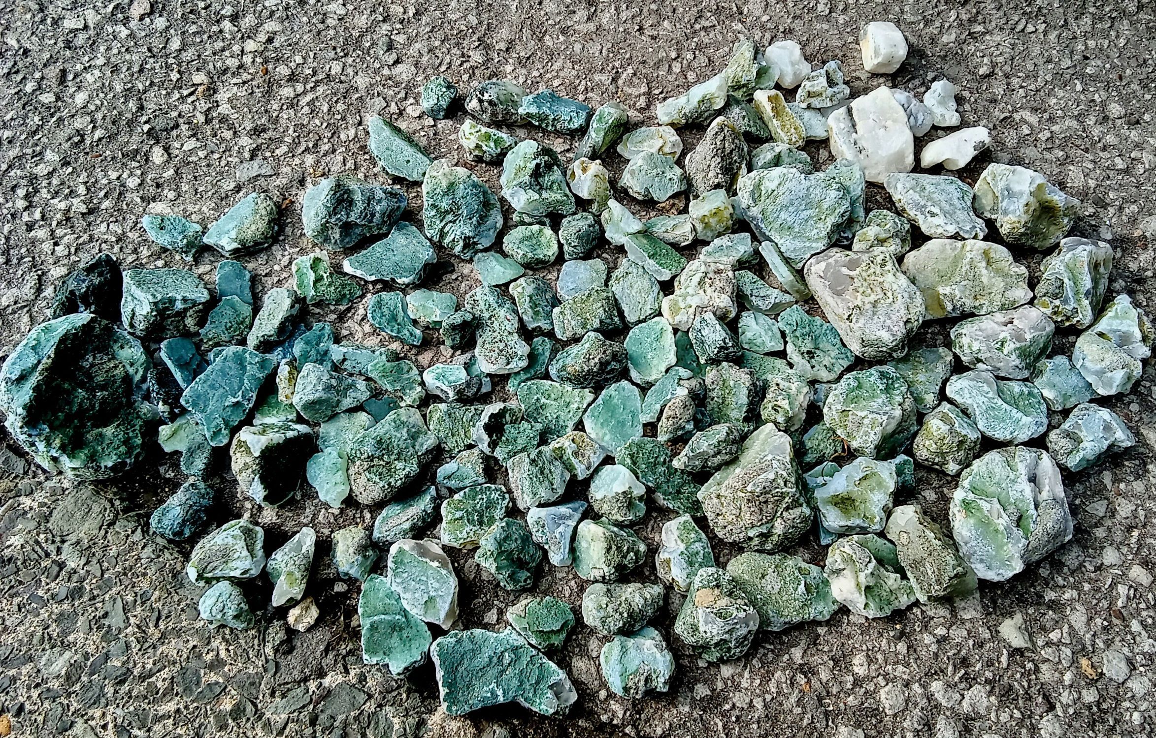 崖っぷち鉱物採集 in 竜飛岬 青のコモン・オパール | 青森びいき