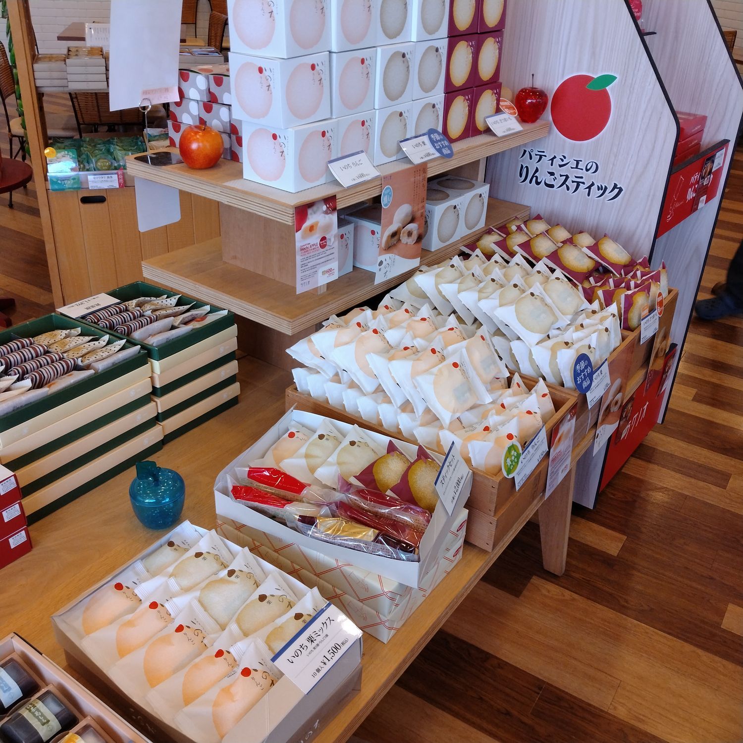 ラグノオささき本店でワクワクお買い物！りんごスイーツもワインも全部