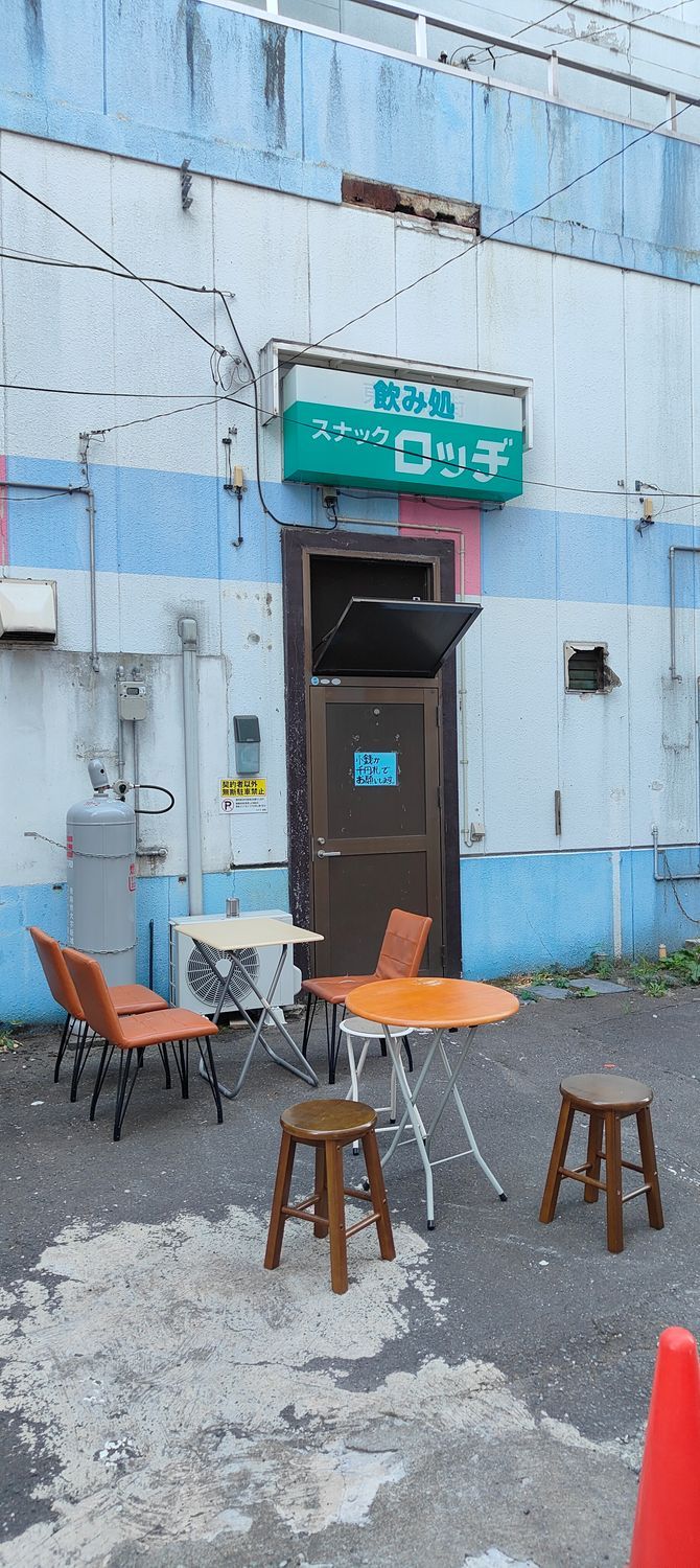 ねぶた期間限定！路地裏の人気店「スナックロッヂ」の焼きそばセットを