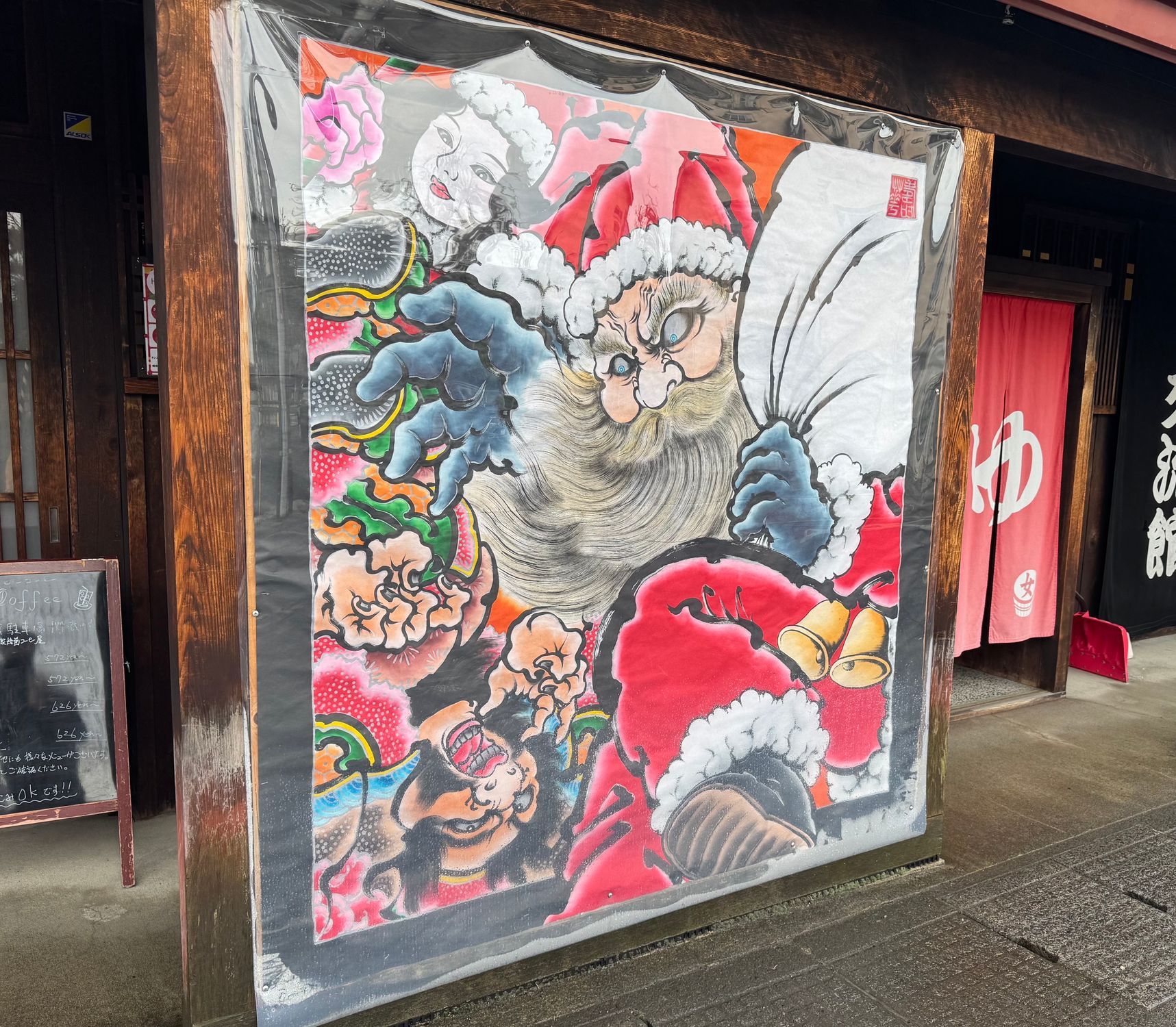 黒石市こみせ通りにある、サンタのねぷた絵がイカしてるぜ(΄◉◞౪