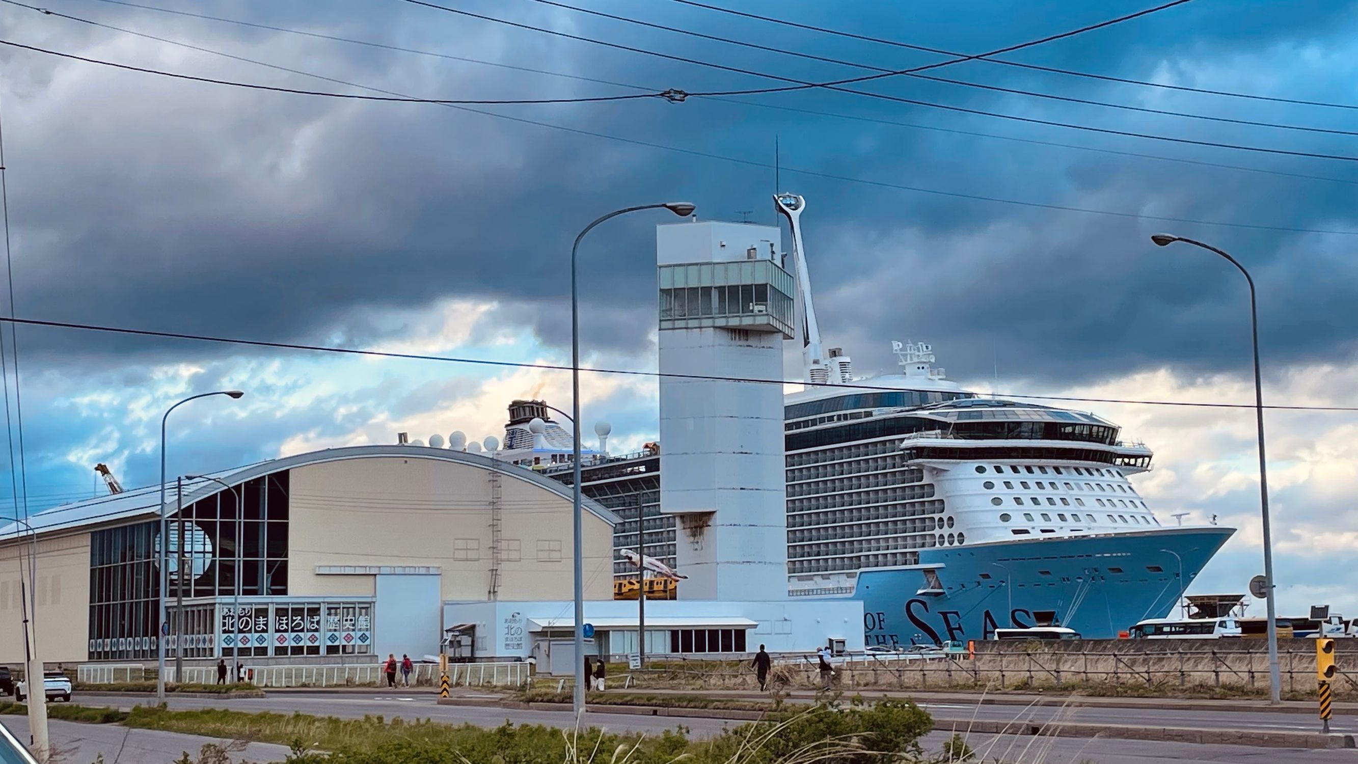 青森市沖館埠頭に超大型の🛳️豪華客船寄港✨ | 青森びいき