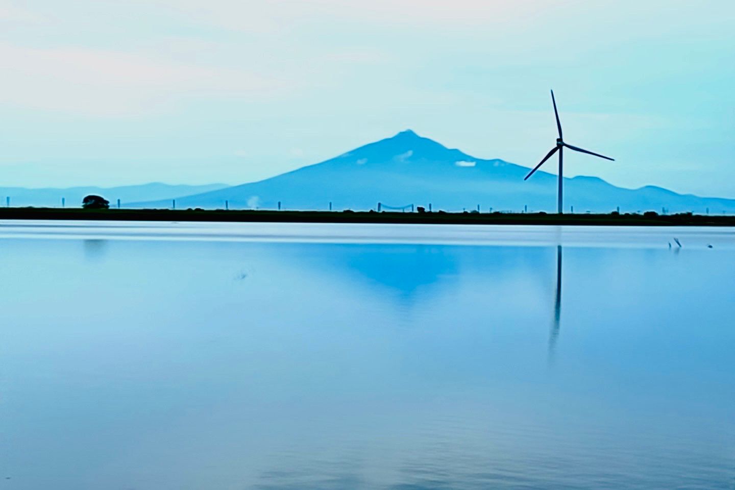 十三湖から見た岩木山 | 青森びいき