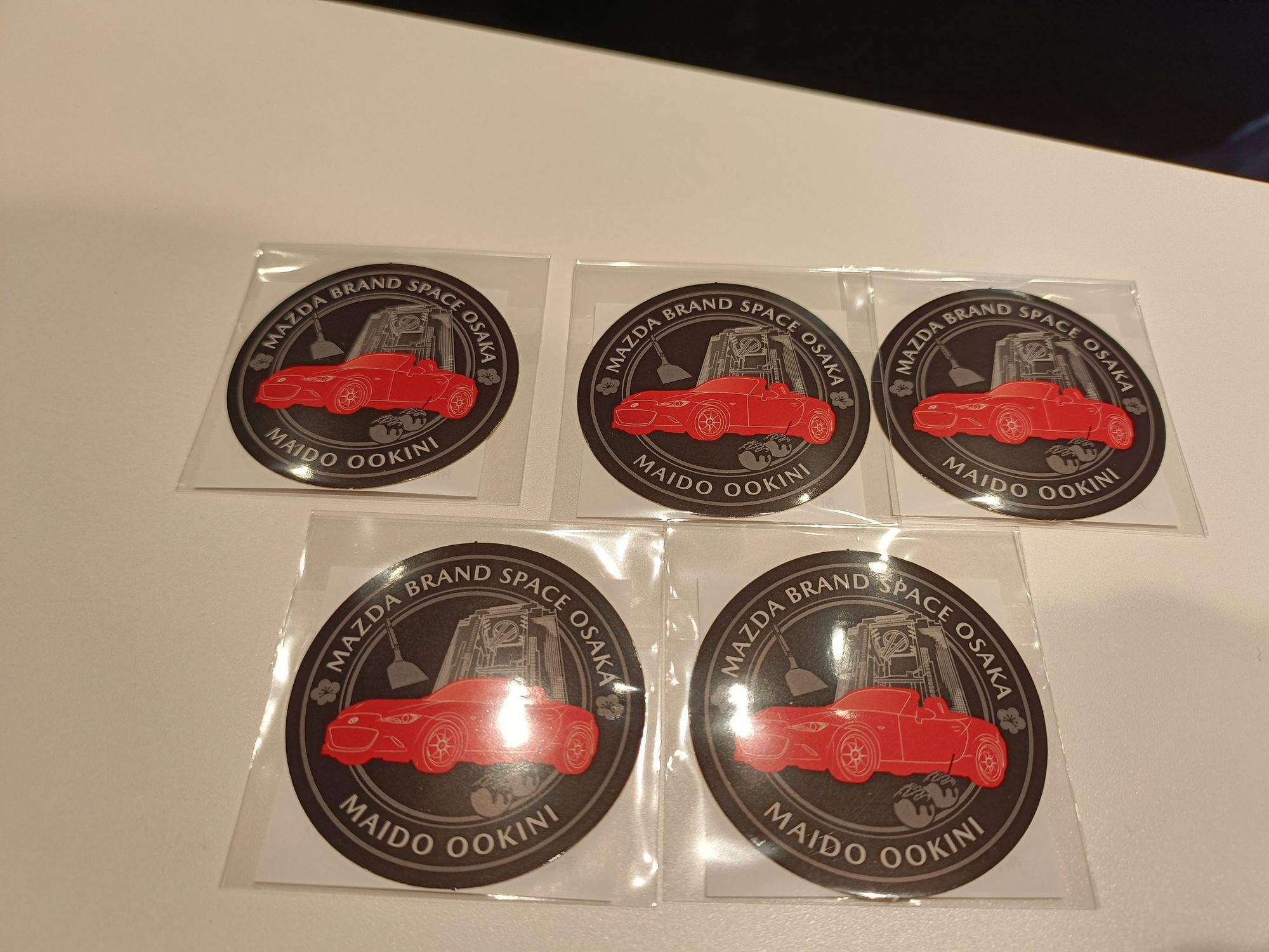 ブランドスペース大阪10周年】限定ステッカーGET＆赤が映える展示に