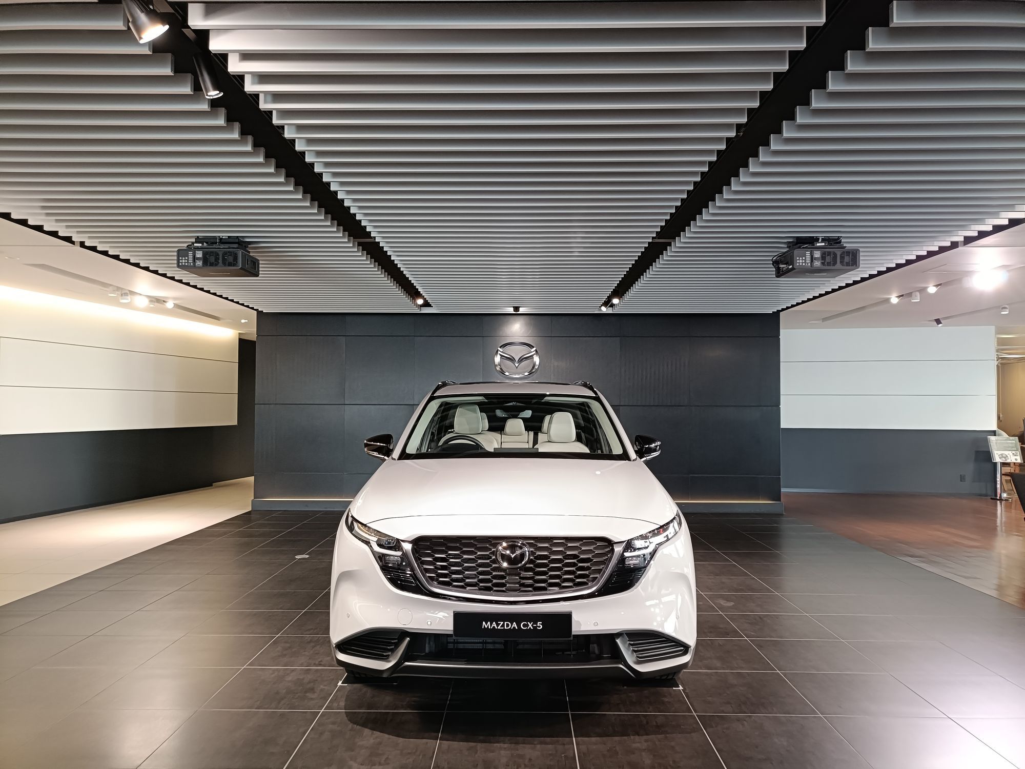 🌍ユーロ仕様の新型CX-5を発見！本社ロビーで細部までじっくり観察