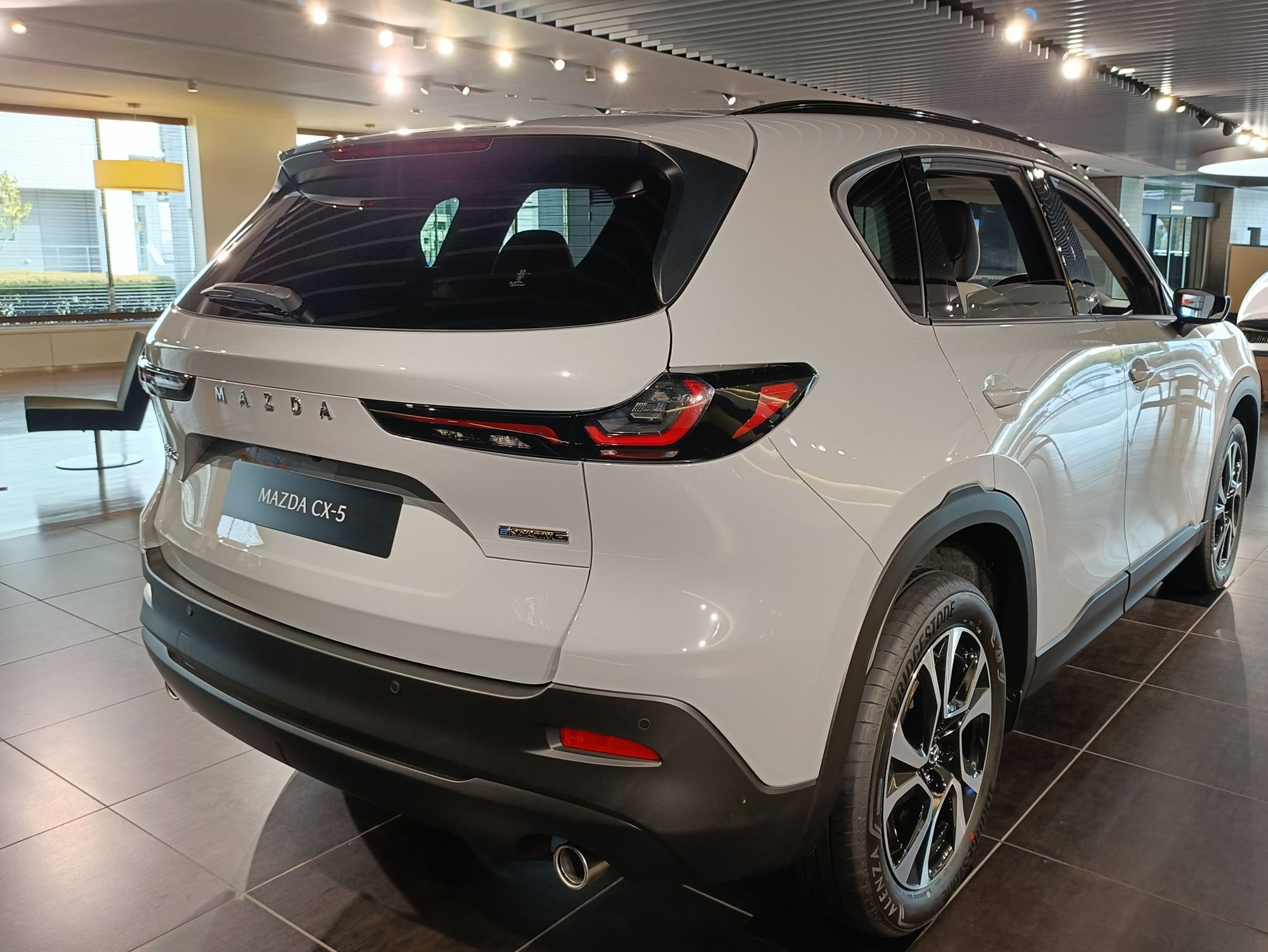 🌍ユーロ仕様の新型CX-5を発見！本社ロビーで細部までじっくり観察