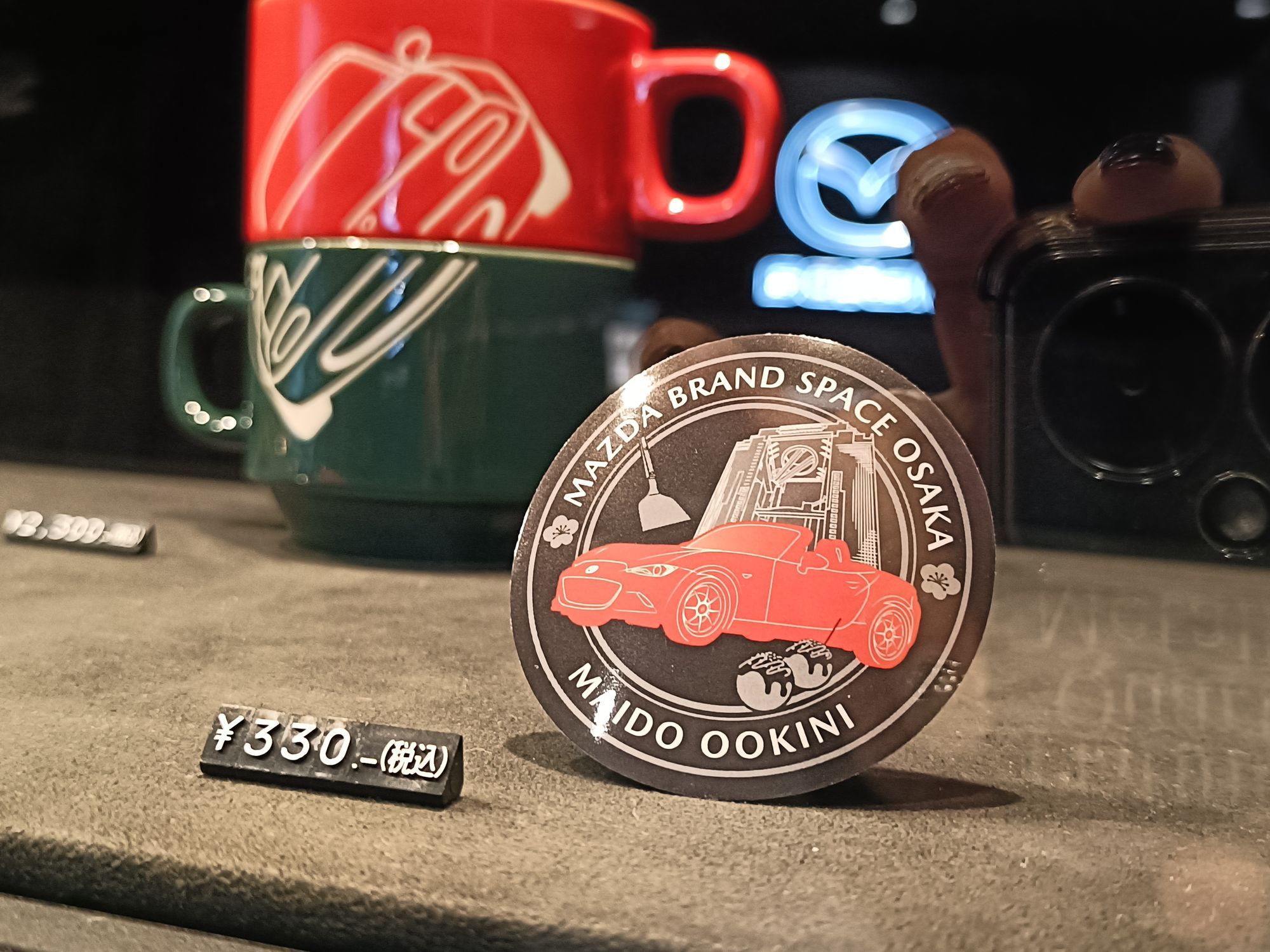 ブランドスペース大阪10周年】限定ステッカーGET＆赤が映える展示に