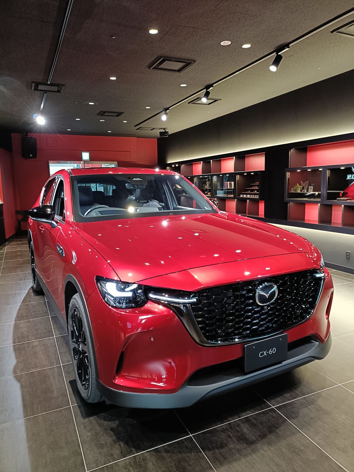 ブランドスペース大阪10周年】限定ステッカーGET＆赤が映える展示に