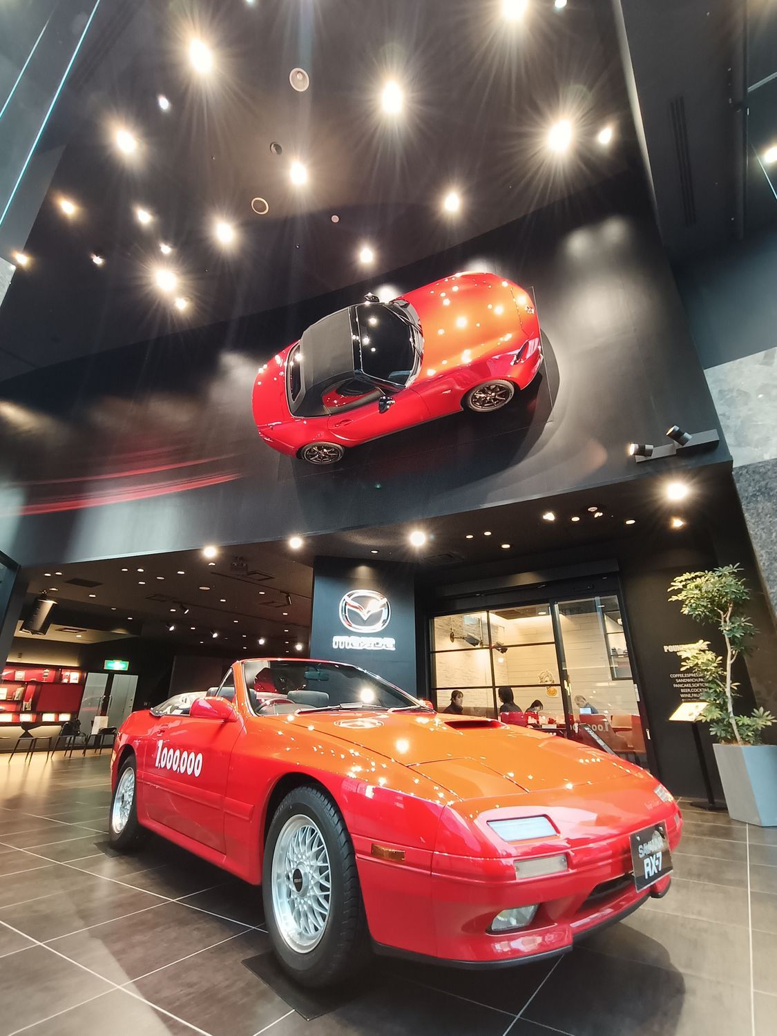 ブランドスペース大阪10周年】限定ステッカーGET＆赤が映える展示に