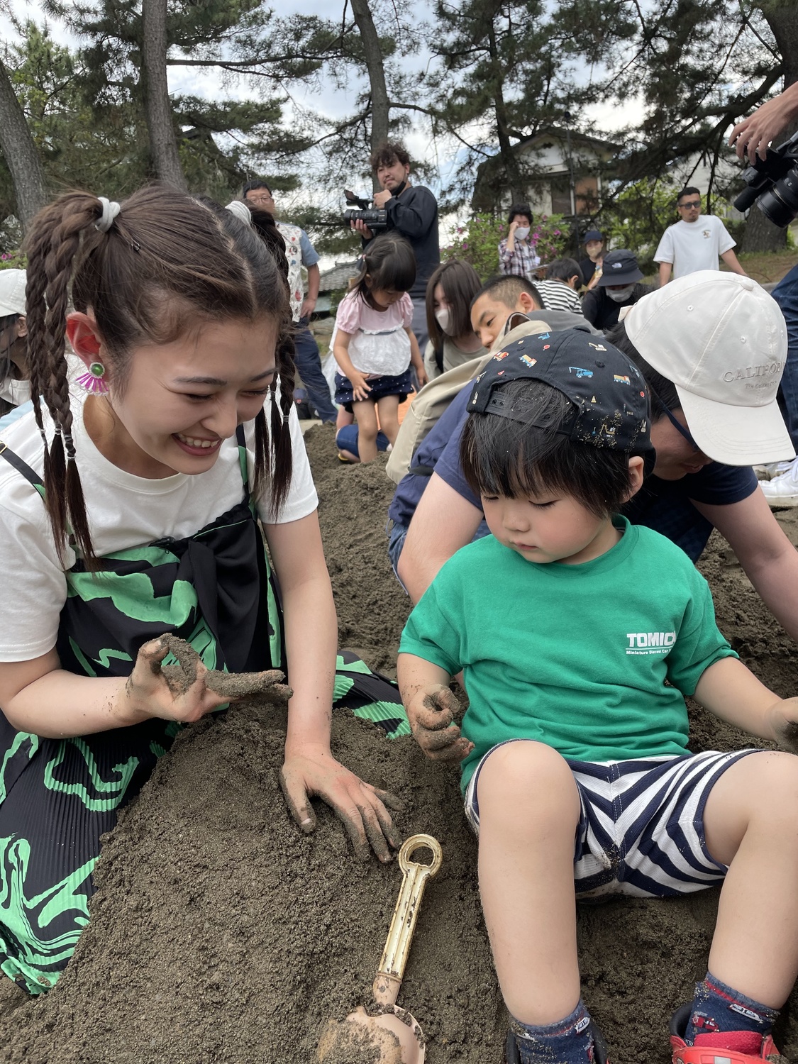 オトナも夢中💰『砂場にお宝隠しといたんで探してください 総額100万