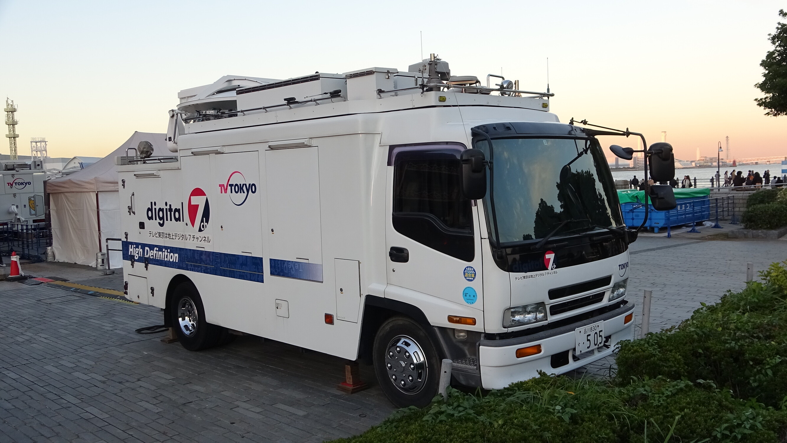 「美品、希少」日本テレビ60周年特別バージョン　中継車2台セット 美品、希少」日本テレビ60周年特別バージョン 中継車2台セット