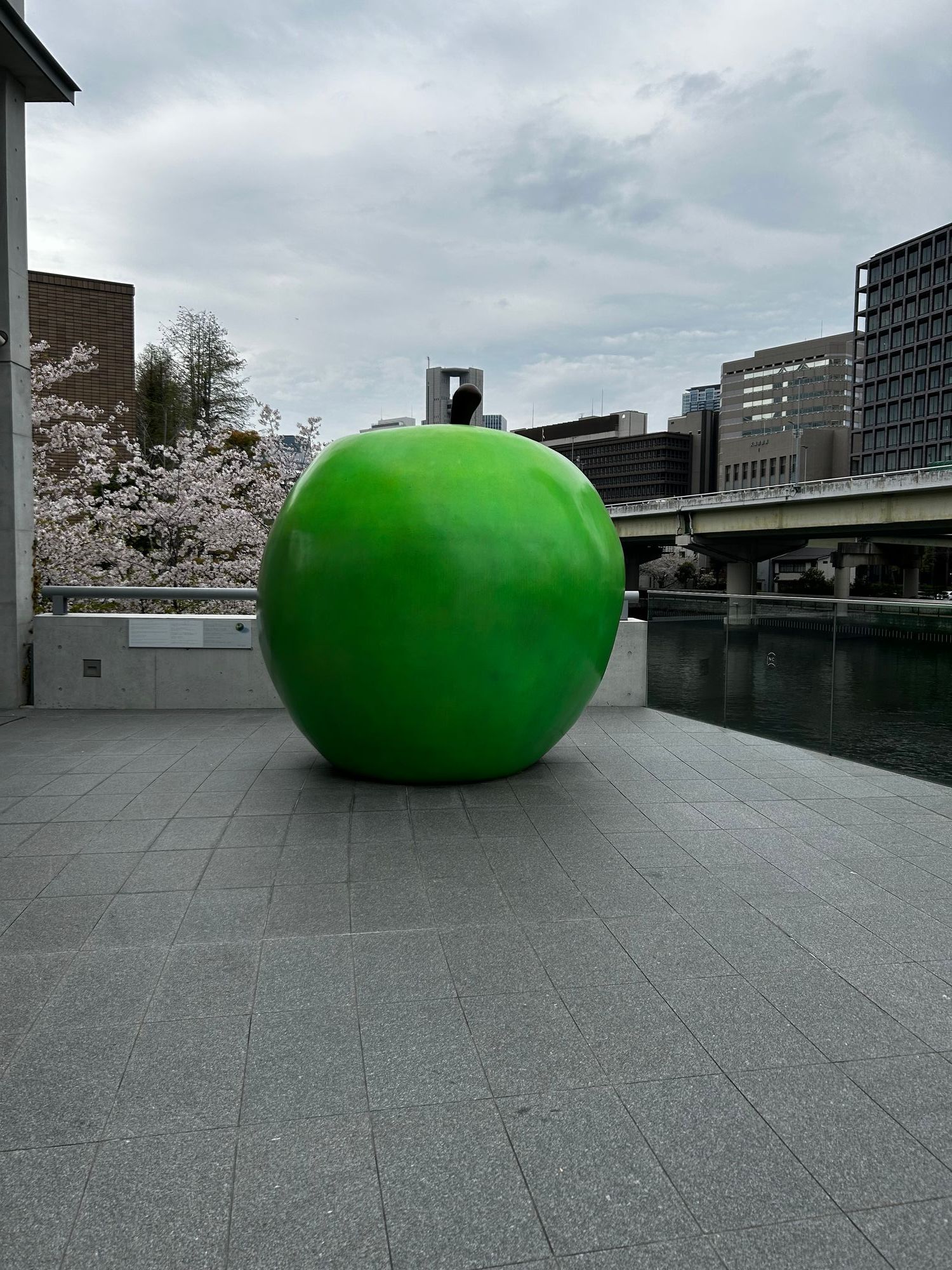 ミセスグリーンアップル　オブジェ さんぽで🧍🏻‍♀️【Mrs. GREEN APPLE】👀⁉️青りんごの撮影スポット