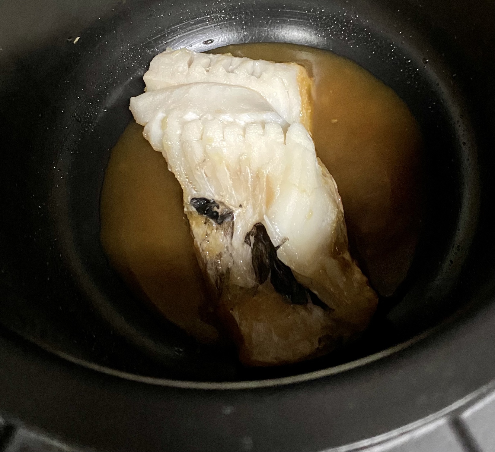 ホットクック部 今夜のおかずは赤魚の煮付け 公式レシピのめんつゆと水の組み合わせをめんつゆと日本酒に変えて後は自動メニューで完成