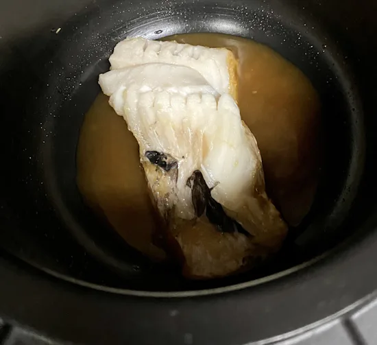 ホットクック部 今夜のおかずは赤魚の煮付け 公式レシピのめんつゆと水の組み合わせをめんつゆと日本酒に変えて後は自動メニューで完成 ホットクック部 今夜のおかずは赤魚の煮付け 公式レシピのめんつゆと水の組み合わせをめんつゆと日本酒に変えて後は自動メニューで完成