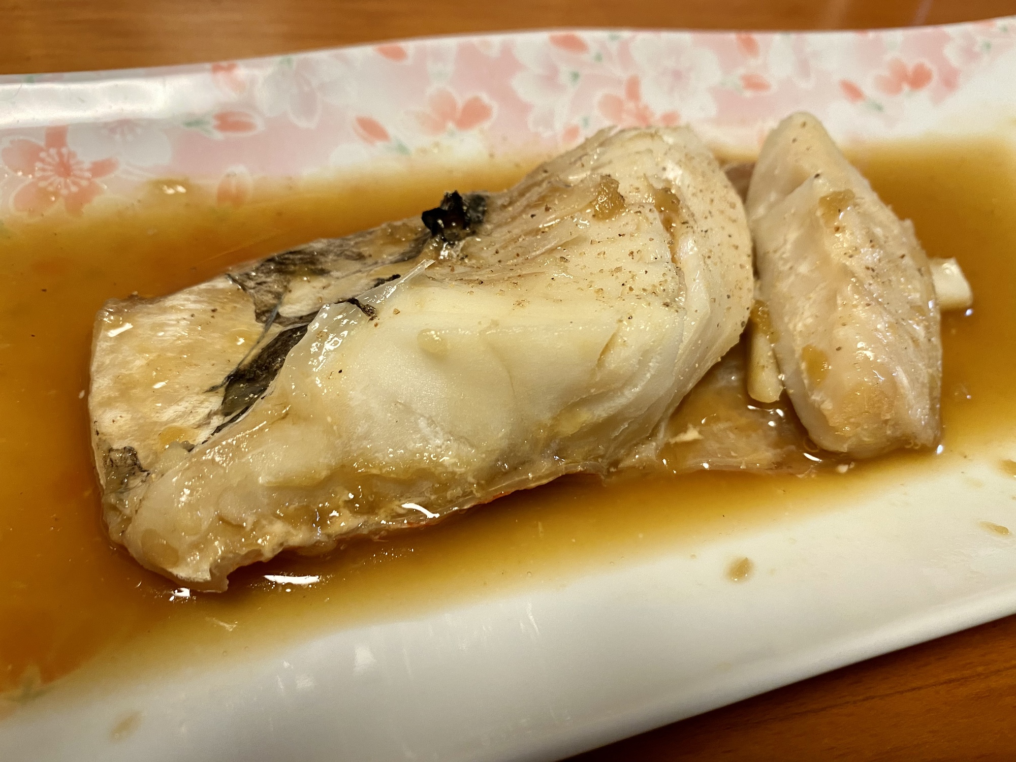 ホットクック部 今夜のおかずは赤魚の煮付け 公式レシピのめんつゆと水の組み合わせをめんつゆと日本酒に変えて後は自動メニューで完成