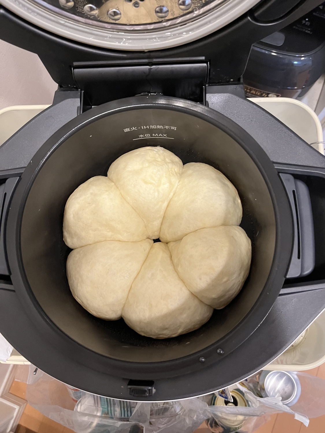 ホットクック ホットクック」との違いは？ かき混ぜ機構を備えた無水かきまぜ自動
