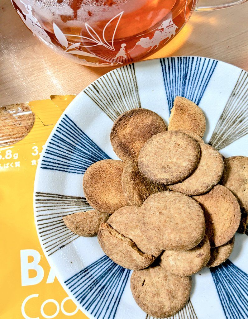新発売のチーズ味ベースクッキー食べてみました🧀 | BASE FOOD Labo